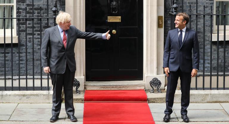 Emmanuel Macron bohócnak nevezte Boris Johnsont
