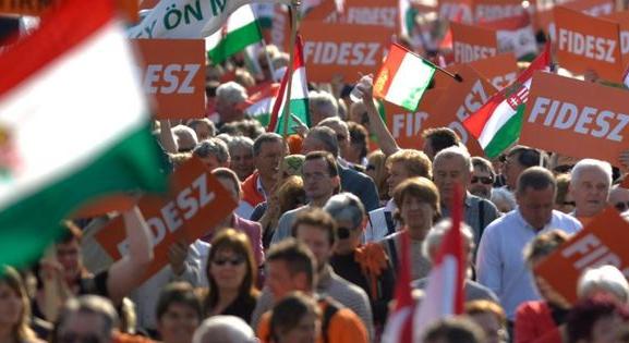 Az ellenzék még vezet, de a Fidesz erősödött