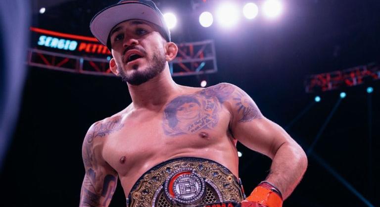 Szenzációs KO-val dőlt el az MMA-világbajnoki meccs