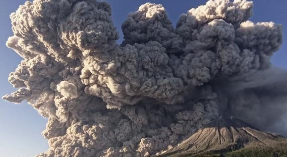 Brutális felvételek: menekülnek a vulkán füstje elől Indonéziában