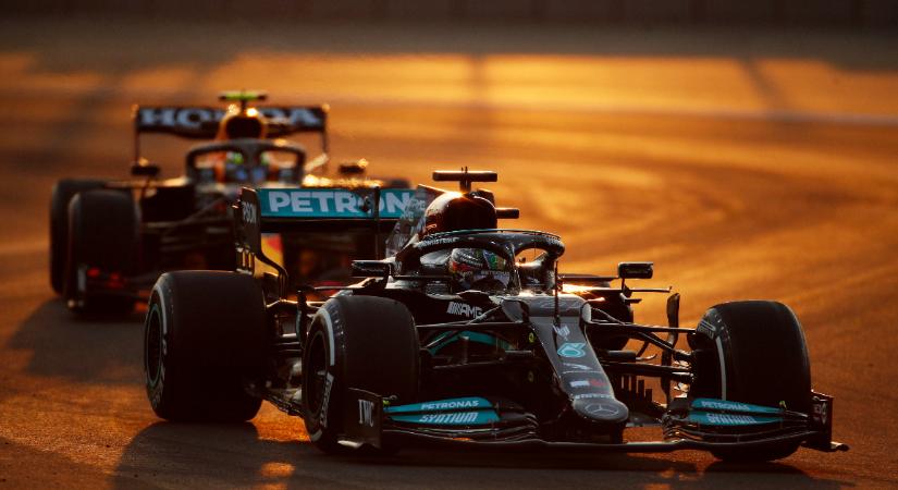 F1: Hamiltont két ügyben is beidézték a versenybírók a szaúdi időmérő előtt, akár rajtbüntetés is lehet belőle