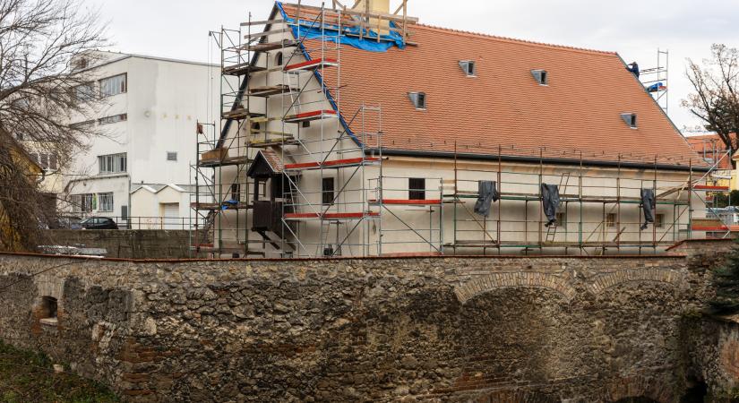 Lassan elkészülnek a Tatai Német Nemzetiségi Múzeum főépületének felújításával