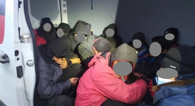 22 migráns zsúfolódott egy teherautóban az M1-esen - fotók
