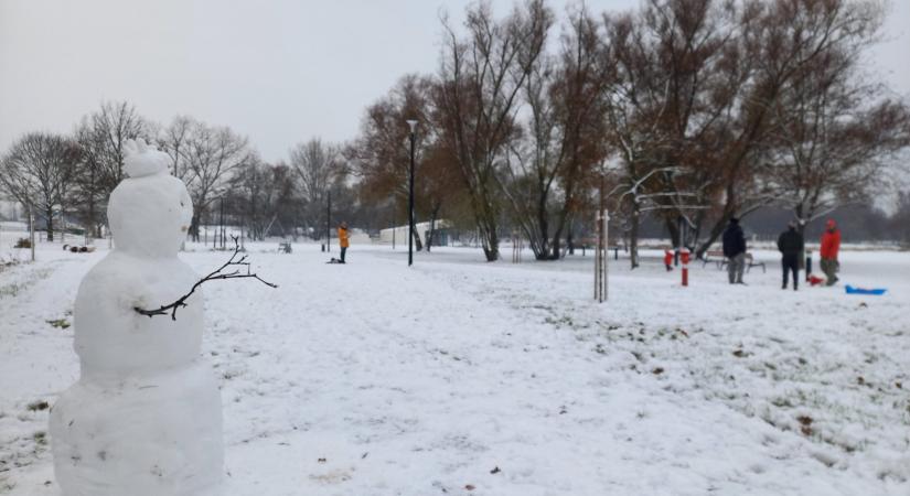 Így örültetek a hónak Tatabányán: hóemberek és szánkózó családok lepték el a várost