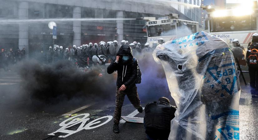 Vízágyúval hűtötték le a kötelező oltás ellen tüntetőket Brüsszelben