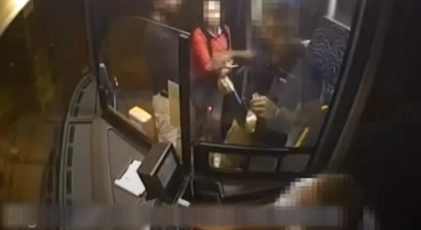 Videón az újbudai buszsofőrre sörösüveggel támadó részeg