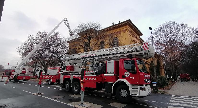 Tűzoltók szállták meg a megyei múzeum környékét Szekszárdon