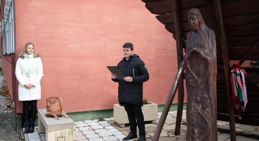 A tatabányai diákok örökbe fogadták a sárberki Szent Borbála szobrot
