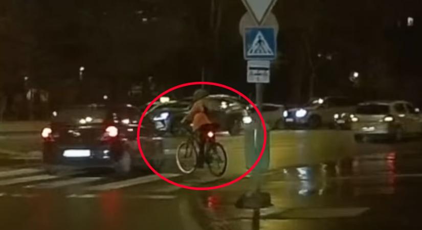 Biciklissel ütközött egy autós az újpesti zebrán, aztán volt képe ezt is megtenni - videó
