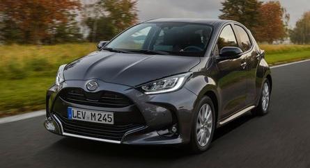 Új Mazda-modell érkezett Európába: A hibrid Toyota Yaris