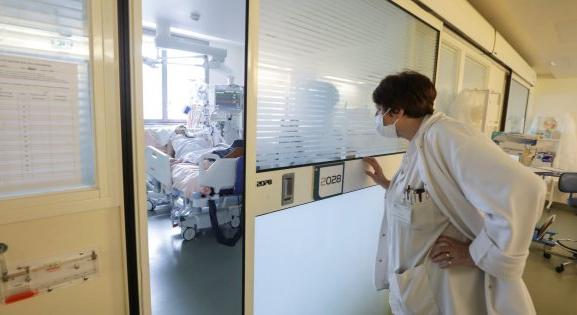 Brit adatok: 336 omikron-fertőzöttből egy sem került kórházba