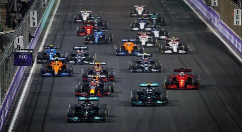 F1: Hamilton legyőzte Verstappent a kaotikus szaúdi futamon