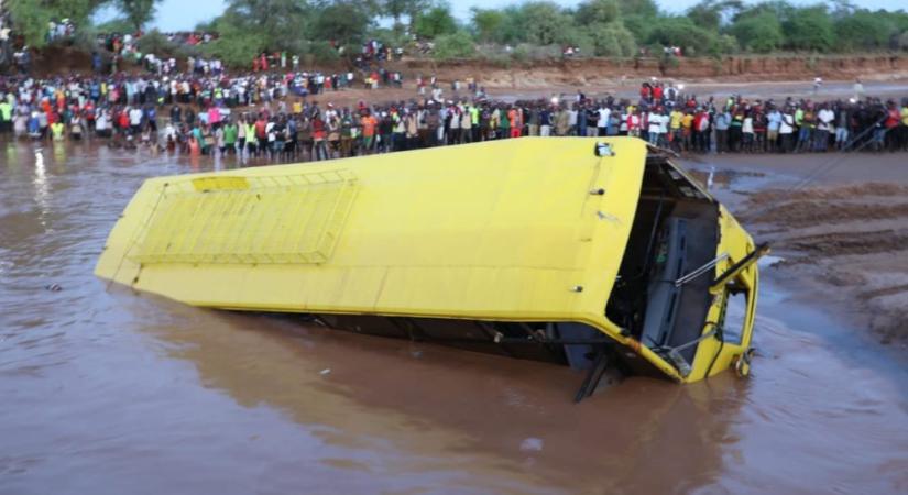 Több mint harmincan haltak meg abban a buszban, amelyet folyó sodort el