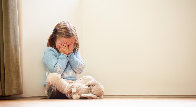 Rengetegszer megerőszakolta a kétéves üllői kislányt az édesanya gyerekkori barátja