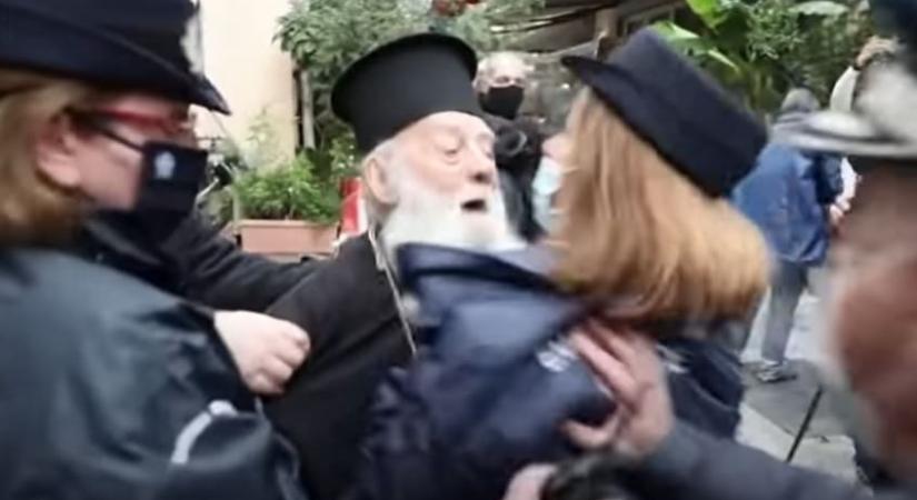 Videóra vették, ahogy egy idős pap eretneknek hívja a pápát, majd a rendőrök a földre teperik