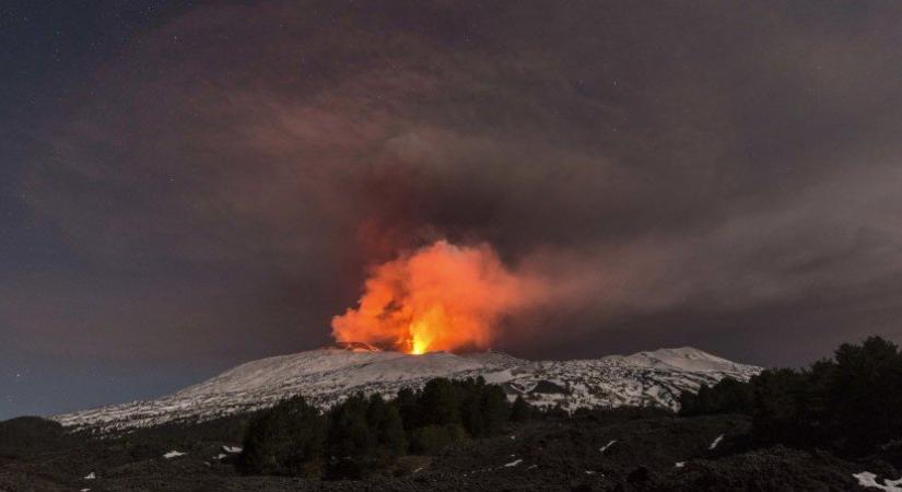 Legalább 14-en meghaltak a vulkánkitörésben Jáva szigetén, még keresnek túlélőket