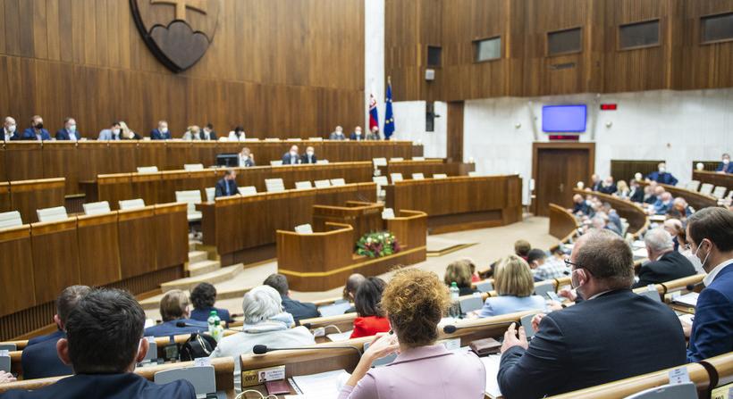 Folytatódik a parlamenti ülés, az 500 eurós utalványokról tárgyalnak