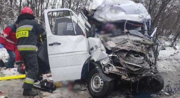 Tízen vesztették életüket egy közúti balesetben kedd reggel Csernyihiv közelében