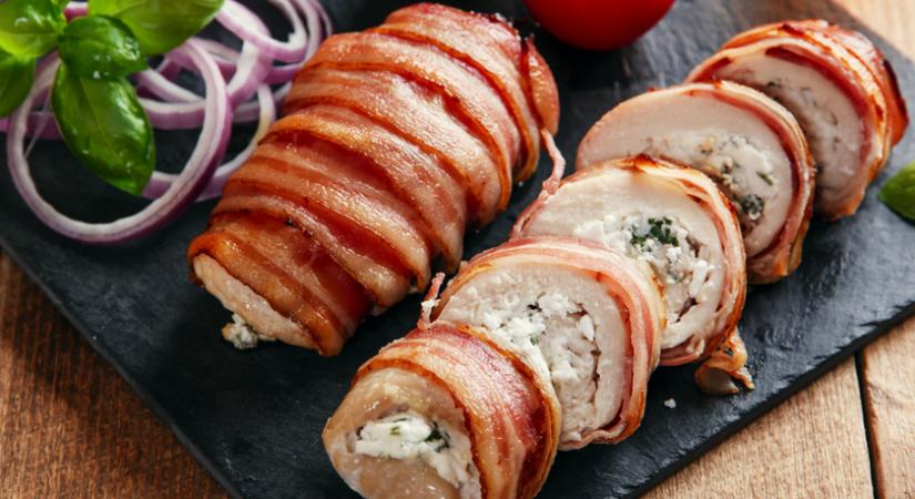 Fetás krémmel töltött csirkemell baconbe tekerve: kívül ropogós, belül omlós