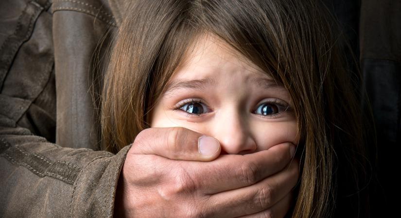 Gyerekek megerőszakolását rendelik meg francia pedofilok, és élőben nézik az interneten
