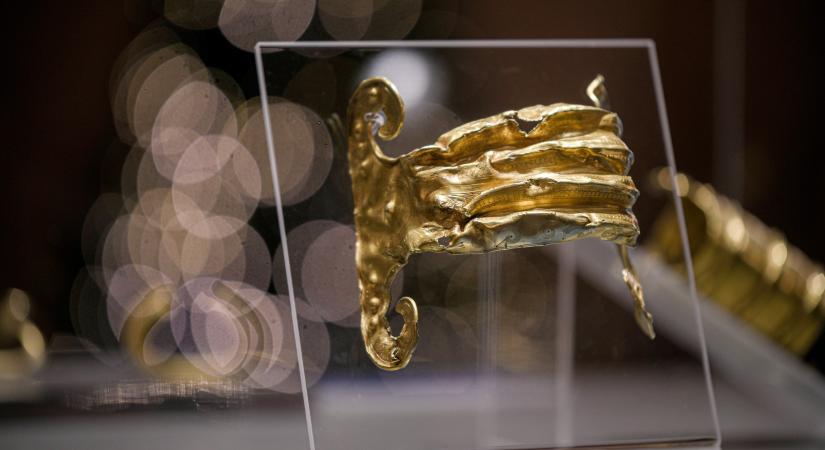 3500 éves holdsarlós arany karperec került a Nemzeti Múzeumba