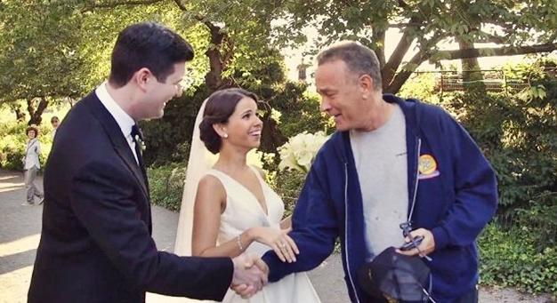 Összefutottak Tom Hanks-szel, amikor az esküvői fotózásra készültek – Nézd meg mit tett ekkor a színész!