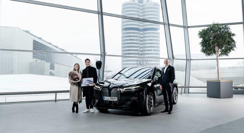 A BMW már egy millió eladott elektromos/hibrid autónál tart és további két milliót ígér 2025-ig