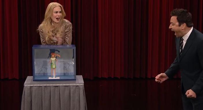 Nicole Kidman nem meri megfogni a Barbie babát, aminek rák van a fején