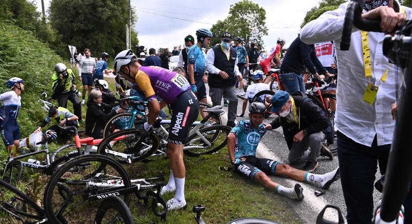 Pénzbüntetést kapott a Tour de France-on tömegbukást okozó szurkoló