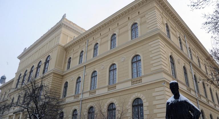 Jövőre bruttó 800 ezer forintot kereshet egy egyetemi tanár Szegeden