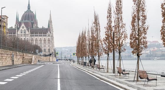 Gyalogos sétányt és fasort kapott az Országház és a Margit híd közötti alsó rakpartszakasz
