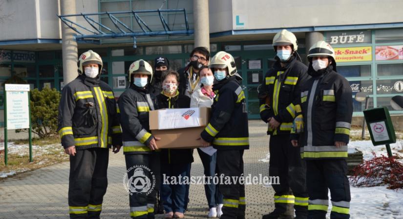 Tűzoltóautóval érkezett a csokoládé a kórházba