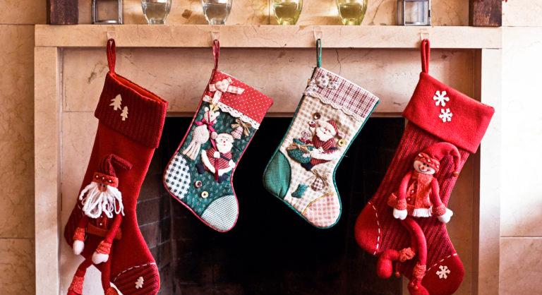 “Csináld magad” szép karácsony IX. – Így készíts karácsonyi zokni dekorációt régi ruhákból