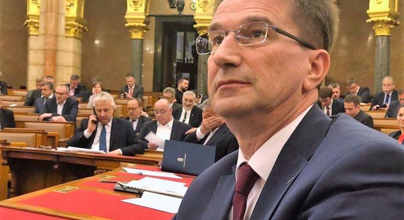Ma döntenek a vesztegetéssel gyanúsított Völner Pál mentelmi jogáról a Parlamentben