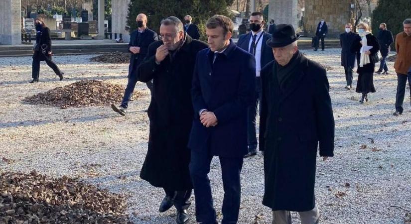 Macron első útja Budapesten Heller Ágnes sírjához vezetett