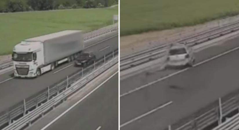 Kilométereken át haladt a forgalommal szemben egy 80 éves sofőr, baleset lett a vége – videó