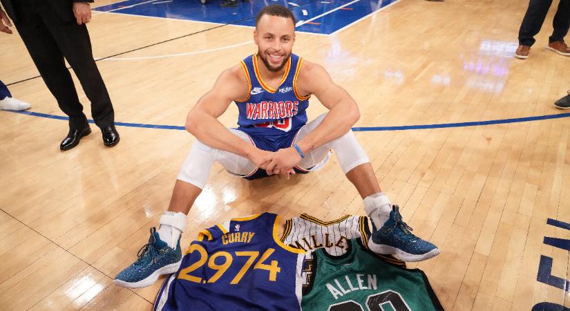 Megállt a meccs, amikor Curry bedobta a történelmi rekordot jelentő triplát
