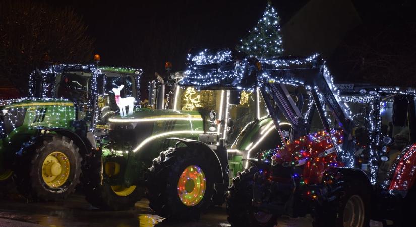 Szenzáció Domaszéken: karácsonyi díszbe öltözött traktorok rótták az utcákat