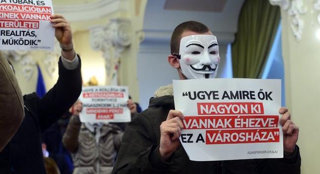 Botrány a Városházán! Anonymus maszkban tüntettek Karácsonyék ellen
