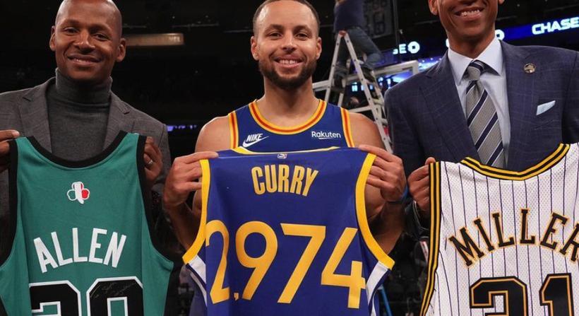 NBA: Minden idők legjobb dobója? Stephen Curry megdöntötte a hármasozó rekordot