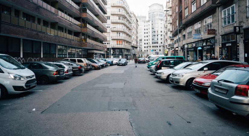 Újra ingyenes parkolás lesz Budapesten: itt vannak a részlet, ekkortól nem kell fizetniük az autósoknak