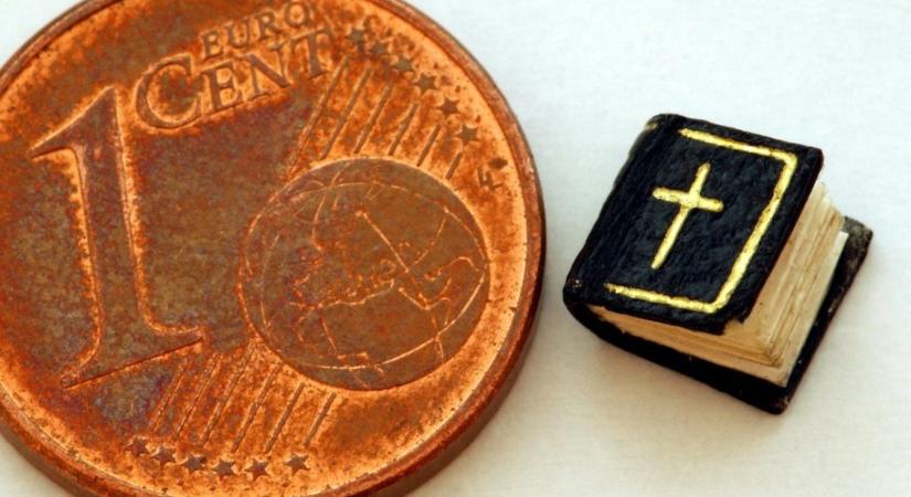 Másfél millió forintért kelt el a világ egyik legkisebb könyve, ami akkora, mint egy ceruzahegy