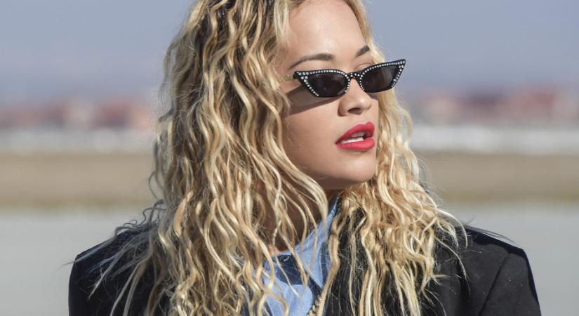 Szexi: Rita Ora megmutatta retusálatlan fenekét