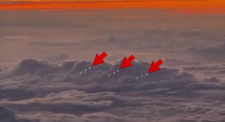 Szabályos rendben repülő ufókat láttak egy utasszállító gépről - videó