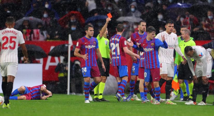 A Sevilla játékosa közvetlen közelről izomból arcon dobta Jordi Albát a labdával