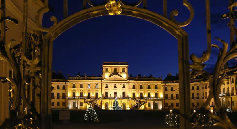 Karácsonyi díszkivilágításban a fertődi Esterházy-kastély