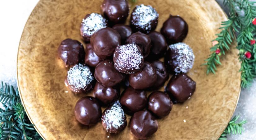 Rumos kókuszgolyó roppanós csokoládéval: a sűrített tejtől lesz belül krémesen puha