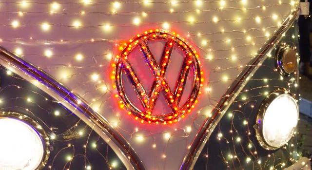 Égősorokkal feldíszített autókkal kíván kellemes ünnepeket a VW