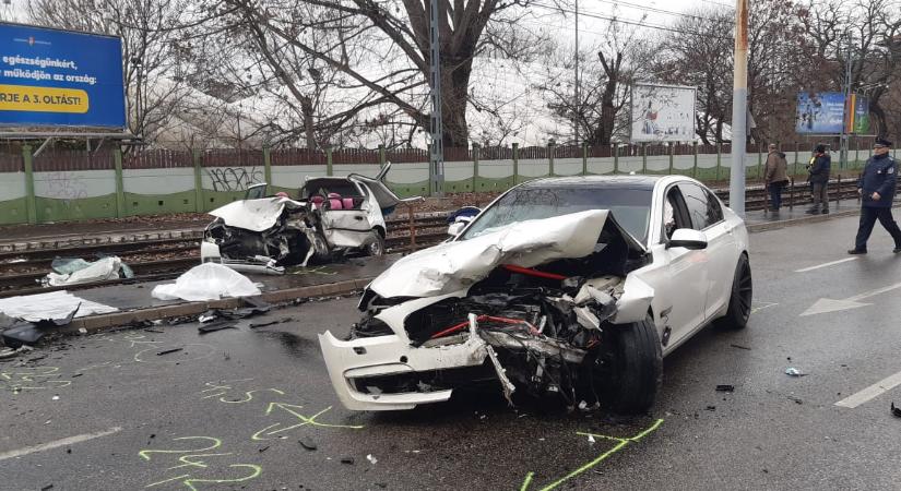 Sokkoló fotók érkeztek a Soroksári úti balesetről: A BMW teljesen letarolta a Daewoo Kalost, a 47 éves nőnek esélye sem volt