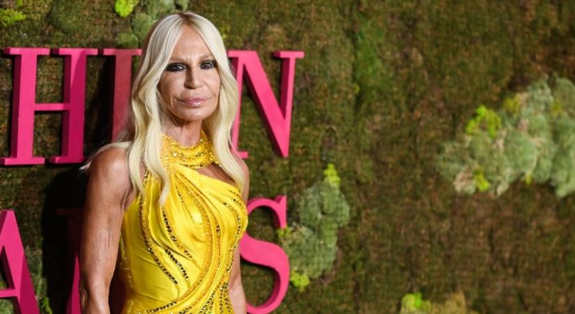 Megdöbbentő: így festett Donatella Versace a plasztikai műtétek előtt